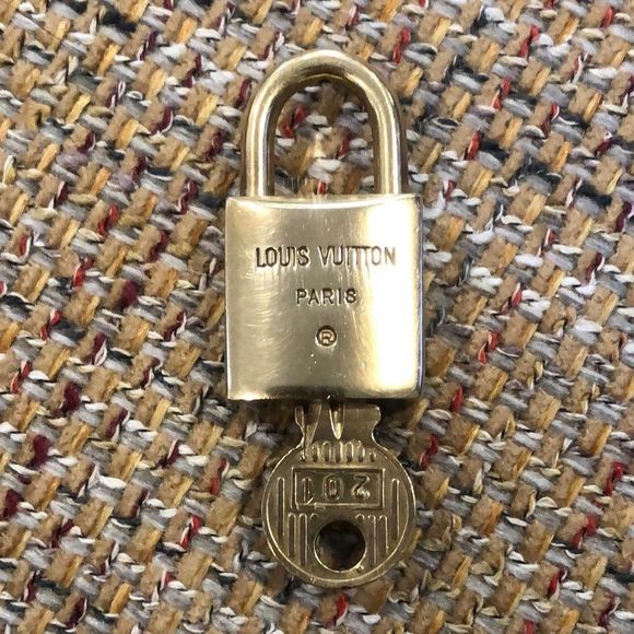 Vintage LV Louis Vuitton Padlock Lock & Key 201 - Picture 6 of 8